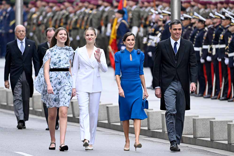 MADRID, SPAIN - OCTOBER 31: Princess Sofia of Spain, Crown Princess Leonor of Spain, Queen Letizia of Spain and Spanish Prime Minister Pedro Sánchez arrive for the ceremony of Crown Princess Leonor swearing allegiance to the Spanish constitution at the Spanish Parliament on the day of her 18th birthday on October 31, 2023 in Madrid, Spain. (Photo by Carlos Alvarez/Getty Images)