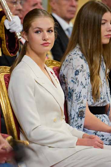 MADRID, SPAIN - OCTOBER 31: Crown Princess Leonor of Spain and Princess Sofia of Spain listen during the ceremony of Crown Princess Leonor swearing allegiance to the Spanish constitution at the Spanish Parliament on the day of her 18th birthday on October 31, 2023 in Madrid, Spain. (Photo by Juan Naharro Gimenez/Getty Images)
