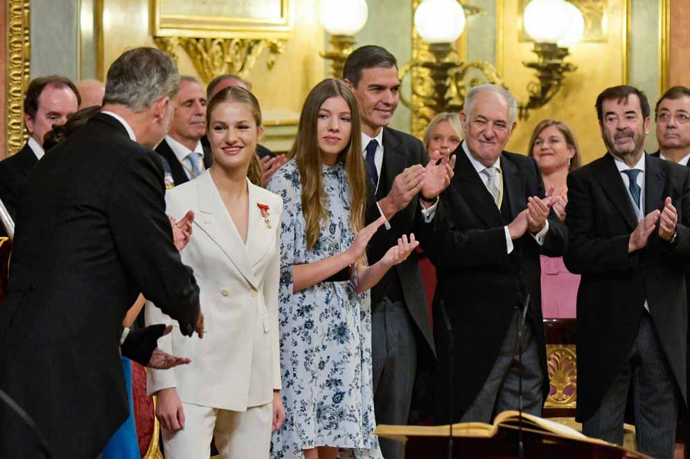 MADRID, SPAIN - OCTOBER 31: King Felipe VI of Spain, Princess Sofia of Spain, Spanish Prime Minister Pedro Sánchez and other applaude Crown Princess Leonor after swearing allegiance to the Spanish constitution at the Spanish Parliament on the day of her 18th birthday on October 31, 2023 in Madrid, Spain. (Photo by Juan Naharro Gimenez/Getty Images)