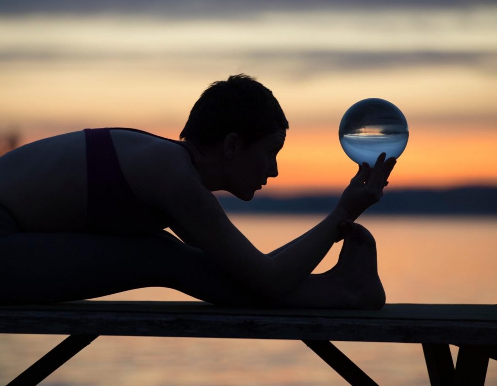 kika4915037_Woman-practising-yoga-by-lake-at-sunset-1400x1088