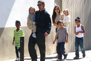 brad-pitt-angelina-jolie-e-figli_650x435