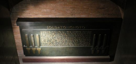 Sacello Milite Ignoto: Il Milite Ignoto che è sepolto all'interno dell'Altare della Patria a Roma è un militare italiano morto nella prima guerra mondiale