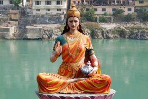 statua-della-dea-di-seduta-parvati-sulla-riva-ganga-rishikesh-103353852