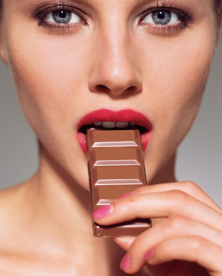 kika5028864_Woman-eating-bar-of-chocolate