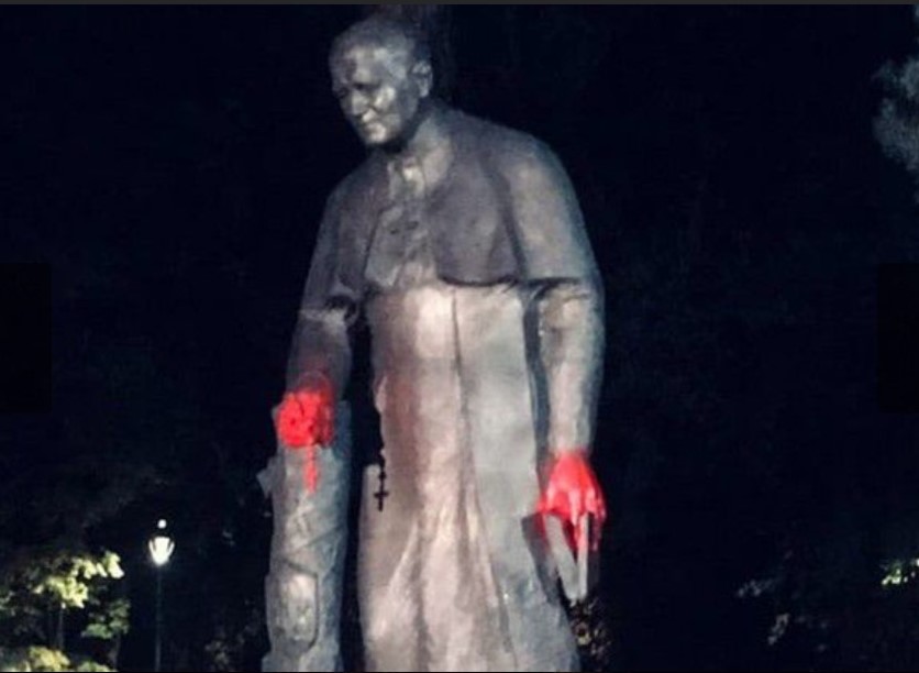 La statua di San Giovanni Paolo II, spruzzata di vernice rossa in un parco nella città di Kostancin-Jeziorna, vicino Varsavia (Foto: Remix News)