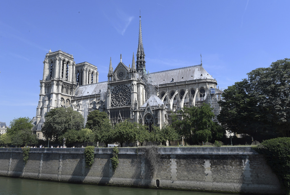 La splendida cattedrale di Notre Dame di Parigi prima dell'immane incendio che l'ha devastata. Nuovi progetti per gli interni sembrerebbero orientati su una sorta di percorso attraverso cappelle a tema (tra le quali ci sarà un focus particolare su Asia e Africa e un altro sul tema ecologista): una Notre Dame "più inclusiva, accessibile e politicamente corretta" 
