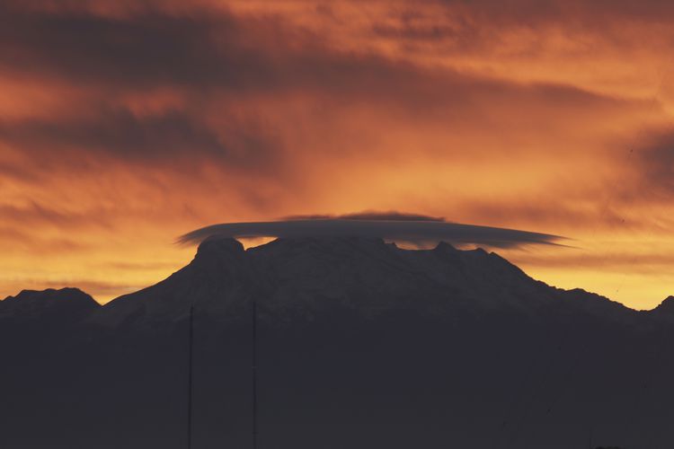 Vista all'alba di una nuvola lenticolare sopra il vulcano Iztaccihuatl, noto anche come Mujer Dormida, a Città del Messico (Foto di Gerardo Vieyra/NurPhoto via Getty Images)