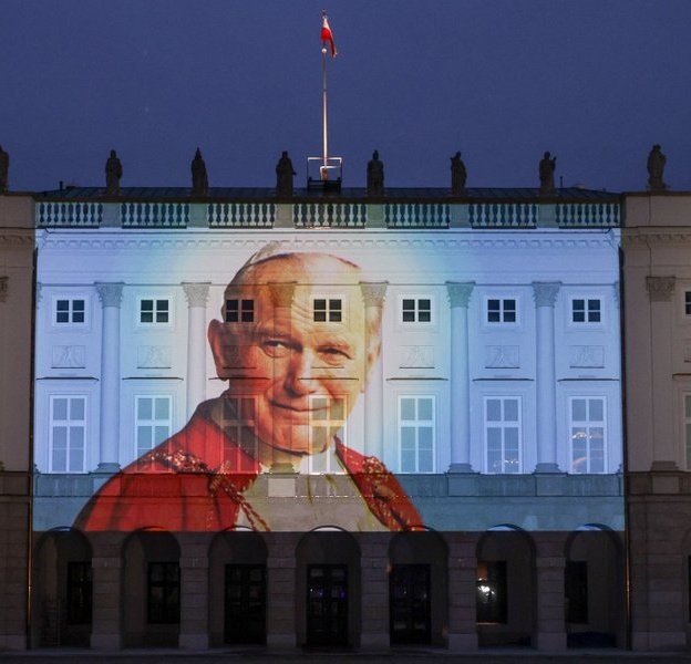 Il palazzo presidenziale di Varsavia illuminato il 9 marzo 2023, con l'immagine di Giovanni Paolo II, per onorare la sua memoria, dopo gli attacchi mediatici della sinistra liberale (fonte: TT@prezydent.pl )
