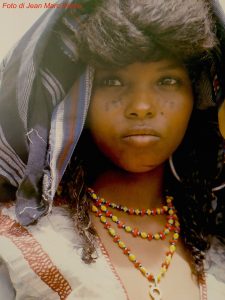 Una bella giovane donna, dall'espressione seria e dignitosa, di una tribù dei nomadi del Sahel (foto di Jean Marc Dureau).