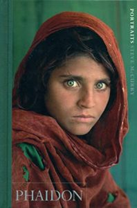 Il volto di una bella giovane donna Afghana, dagli occhi verdi (foto di Steve McCurry),