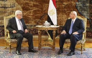 Il Presidente palestinese Mahmoud Abbas incontra il Presidente egiziano ad interim Adly Mansour presso il Palazzo Presidenziale al Cairo, in Egitto , Lunedí 29 luglio 2013