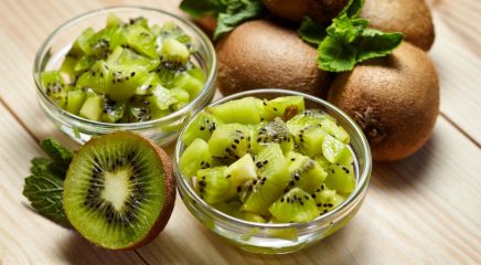 I benefici e i danni del kiwi, come scegliere cosa cucinare