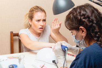 Allergia allo smalto gel e bruciatura delle unghie con una lampada a raggi ultravioletti, come succede, trattamento