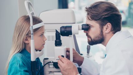 Cosa fare se a un bambino viene diagnosticato l'astigmatismo
