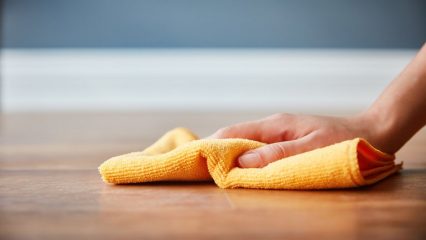 Quante volte hai bisogno di spolverare l'appartamento, spesso fai la pulizia a umido.