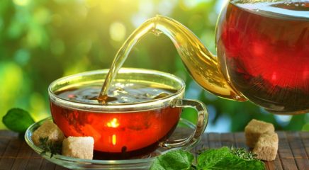 Il nutrizionista Ginzburg ha spiegato come preparare il tè contro lo stress e l'ansia