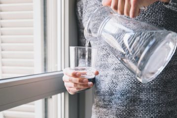 Bere acqua bollente fa bene o male, rischi per la salute