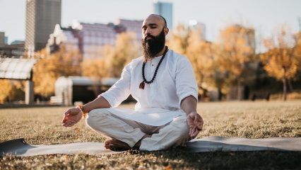 Il miglior esercizio di yoga per una schiena sana da Sadhguru.