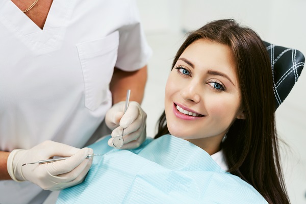 Dentist,Examining,A,Patient's,Teeth,In,Modern,Dentistry,Office.,Closeup