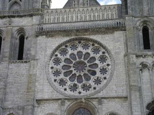 rosone sulla facciata principale della cattedrale di Chartres
