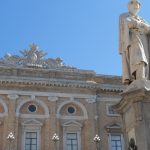 Statua di Giacomo Leopardi nella piazza di Recanati.