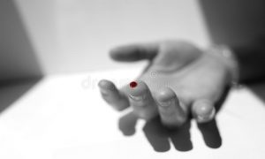 un-dito-bianco-e-nero-con-goccia-rosso-sangue-78487623