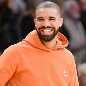 LOS ANGELES, CA - NOVEMBER 04:  Drake attends a basketball game between the Golden State Warriors and the Los Angeles Lakers at Staples Center on November 4, 2016 in Los Angeles, California.  (Photo by Noel Vasquez/GC Images)