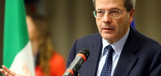 Per Gentiloni l’Italia “ha salvato l’onore dell’Europa, salvando migliaia di vite umane”, e ha mostrato la strada di come si passa dal traffico di esseri umani a una migrazione che non mette in pericolo le persone e della quale “non dobbiamo vergognarci di dire che c’è bisogno in un’Europa che invecchia”.