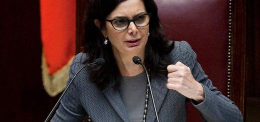 Scorta alla Boldrini, la rabbia della polizia
Sindacati: «Mai visti agenti dormire dentro la casa di una carica istituzionale» IL PORTAVOCE: “Non scelse lei di aumentare gli agenti” LA RISPOSTA: “Faccia un bel gesto: rinunci a 2 auto su 3