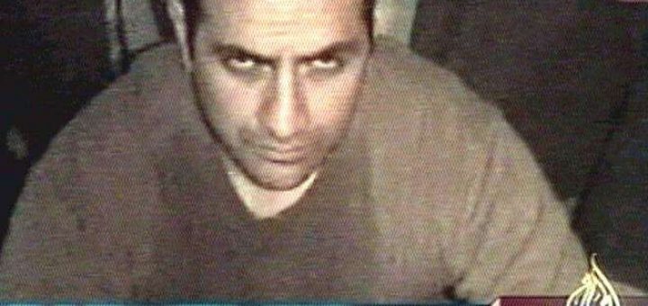 Il 14 aprile del 2004 Fabrizio Quattrocchi, guardia del corpo siciliana di 36 anni, fu ucciso in Iraq. Prima di essere giustiziato chiese che gli venisse tolta la benda dalla testa per guardare negli occhi i carnefici: «Vi faccio vedere come muore un italiano».