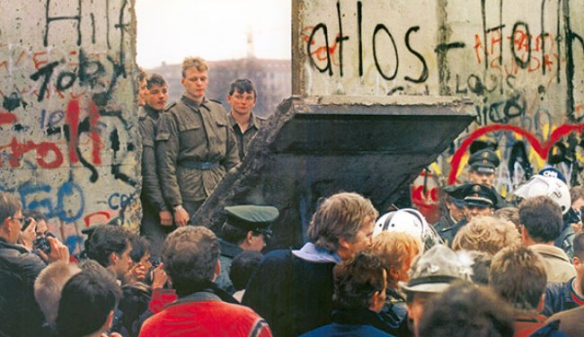 Istante della caduta del Muro di Berlino, 1989