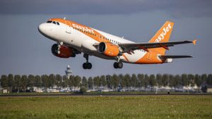 Durante il volo un pilota della Easyjet accusa un malore