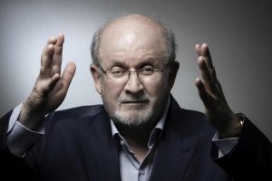 Salman Rushdie aggredito sul palco a New York