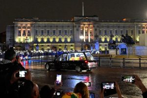 ++ Il feretro della regina a Buckingham Palace ++