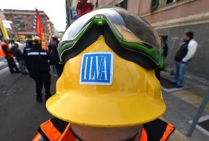 Un momento dello sciopero con manifestazione e corteo degli operai delle Acciaierie d'Italia, per chiedere sicurezza sul posto di lavoro. Nei giorni scorsi un rotolo di acciaio di 10 tonnellate e caduto da una gru. I sindacati denunciano l'assenza di manutenzione nello stabilimento di Genova Cornigliano, Genova, 12 aprile 2022. ANSA/LUCA ZENNARO