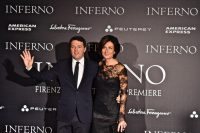 Il premier Matteo Renzi con la moglie Agnese partecipa alla prima mondiale del film Inferno 8 ottobre 2016
ANSA/MAURIZIO DEGL INNOCENTI