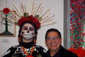 Catrina Yohanna Santos e Professor Joel Antonio Pacheco-Festa dei morti-Dia de los muertos-di Guadalupe Zepeda-Kunst Grenzen 2022