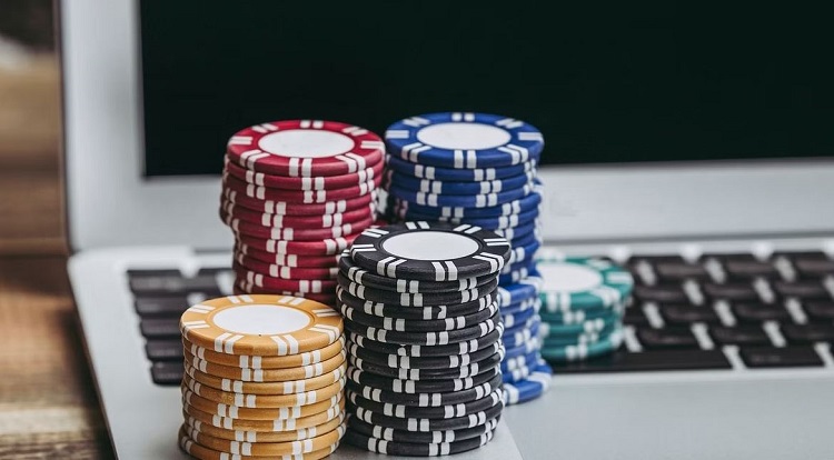 What are the Advantages of Playing at an Online Casino from Home