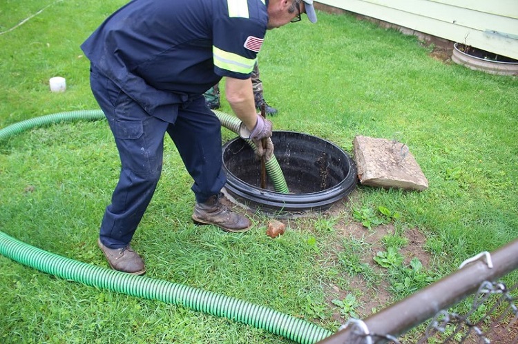 How is the Process of Emptying and Draining Blind Wells and Septic Tanks Carried Out