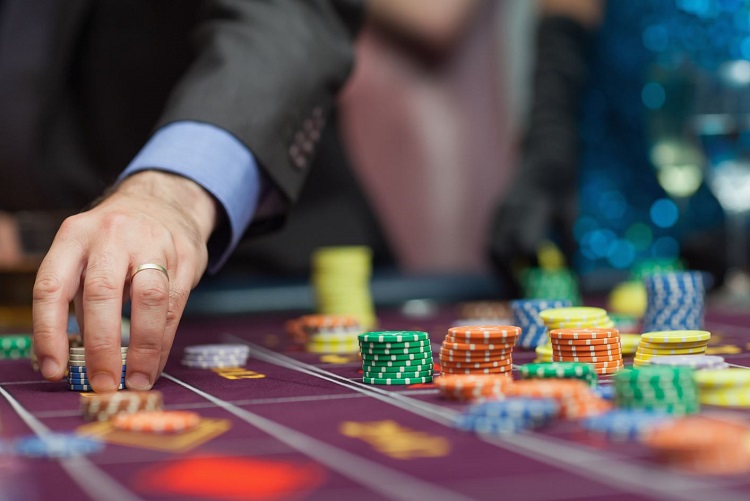 Exploring Live Dealer Games at Online Casinos