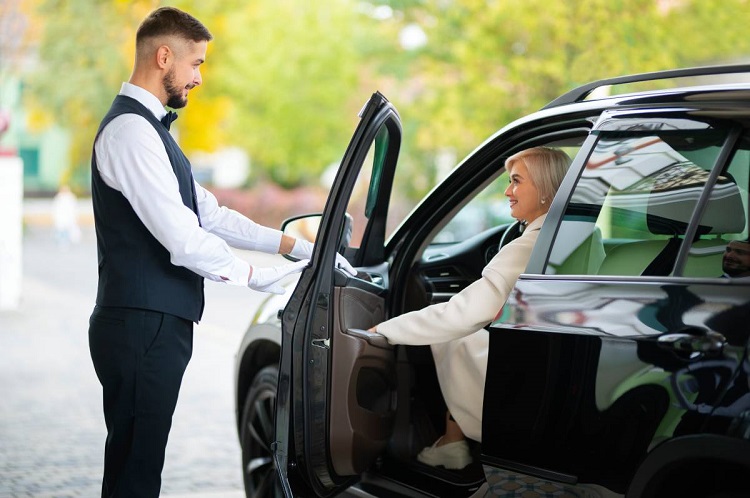 How Does Car Hire with a Driver Service Work for Daily Commutes