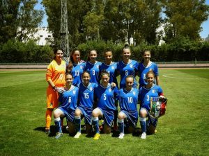 Martina Carpi con la maglia della Nazionale Under17. Si riconoscono delle giovanissime Merlo, Caruso, Cantore, Glionna e Greggi.