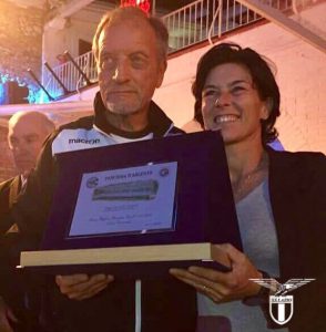 La vittoria di Manuela Tesse della Panchina d'Argento nel 2018. Qui con Renzo Ulivieri. Fonte: twitter SSLazio