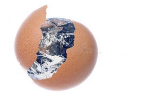 la-terra-del-pianeta-ha-fenduto-la-macro-dell-uovo-isolata-13285304