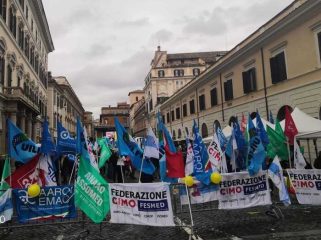Centinaia di medici in piazza a Roma, 'difendere la sanità pubblica'