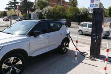 Auto elettriche e ibride 40% produzione italiana nel 2021