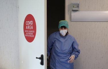 Covid: Gimbe, in calo i contagi ma salgono decessi, 103 al giorno