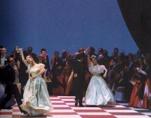 Al Carlo Felice di Genova la Fledermaus di Strauss