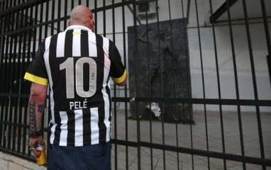 Pelé, il Santos ha deciso: non ritirerà la maglia numero 10