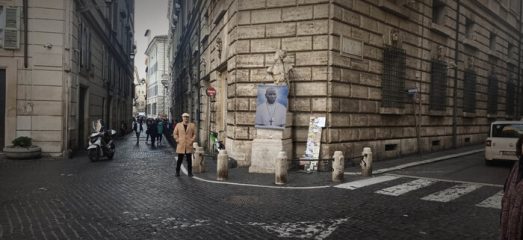 A Roma spuntano immagini Papa nero, è performance artista